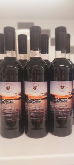 Kajastus-mustaherukkaviinipulloja