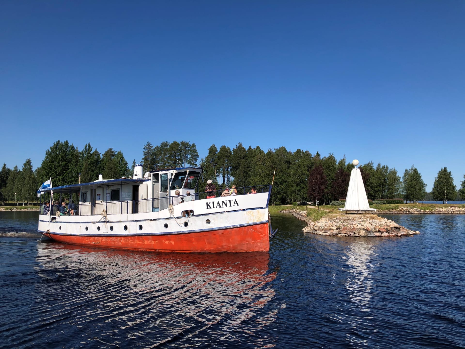 Turjanlinnaan pääsee vierailemaan vain opastetuilla päivittäisristeillä Kiantalaivalla.