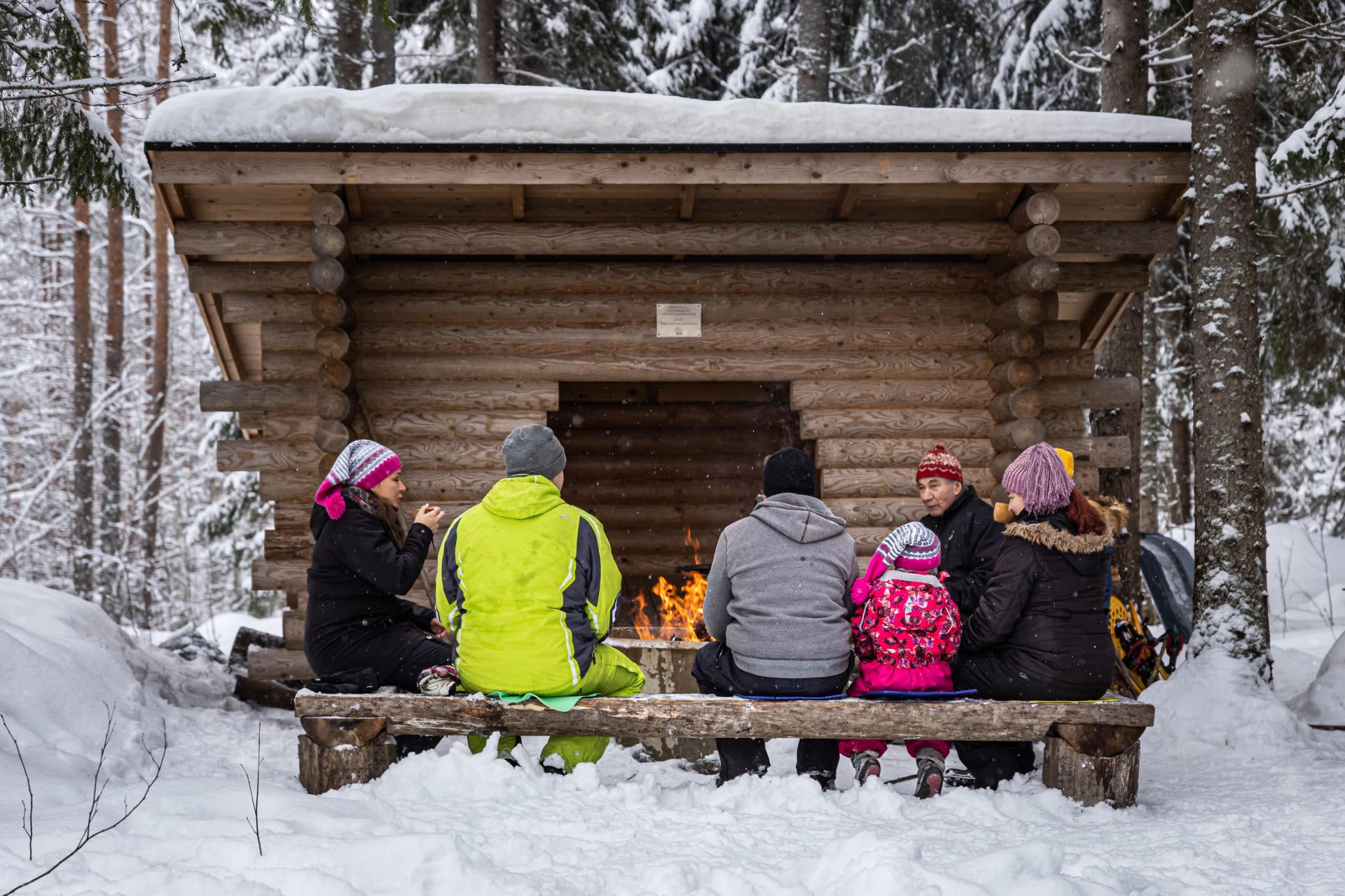 Break at snow shoeing trek at Niemilomat