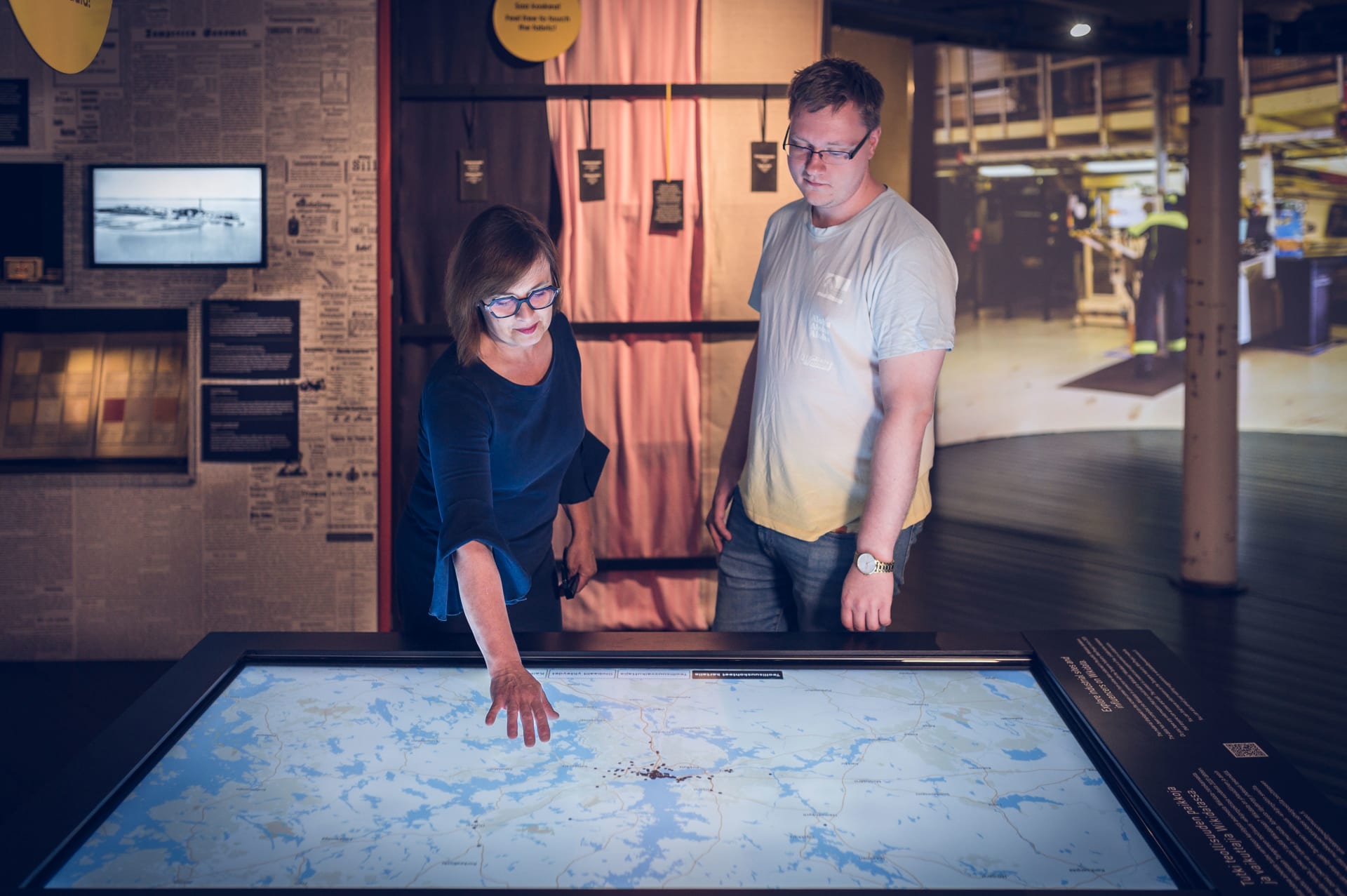 Kaksi museovierasta testaamassa Wikidata -pistettä Teollisuusmuseossa