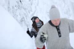 Lumikenkäretki - Lumimiehen jalanjälkiä metsässä paikallisen perheyrityksen Kylmämaan kanssa