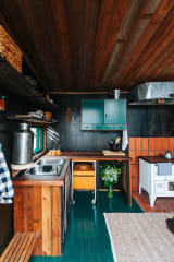 Kelluvan lauttamajoituksen sisätilat Saimaalla. Floating raft accommodation interior in Lake Saimaa.