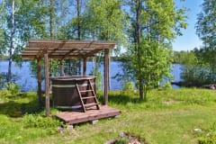 Lomamökin pihalla sijaitseva kylpytynnyri.