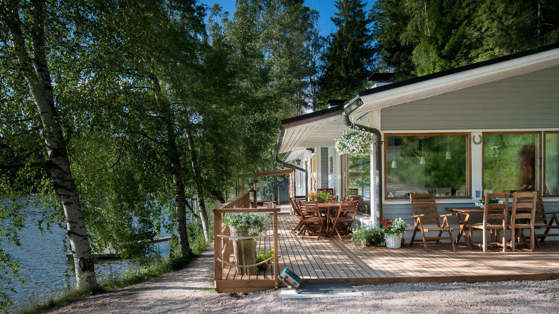 Villa Paratiisi sijaitsee aivan järven rannalla