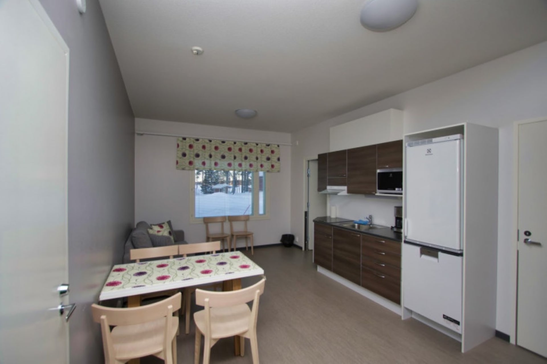Hotel room with a kitchenette and a dining table