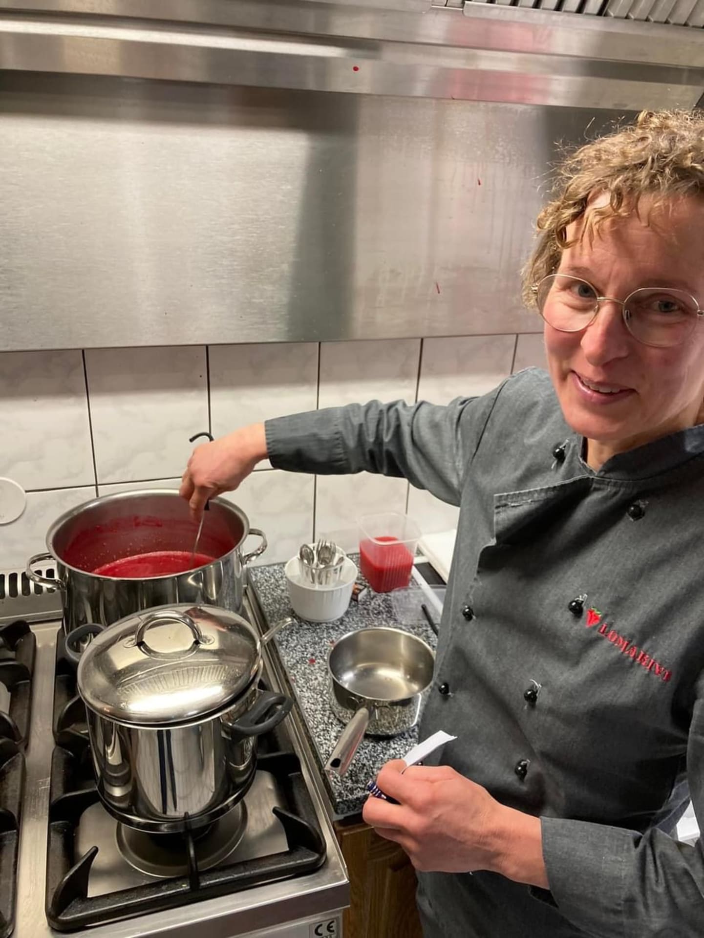 The chef of Lomakivi is cooking cranberry jam. It is used, among other things, for spoon breads during the Christmas season.