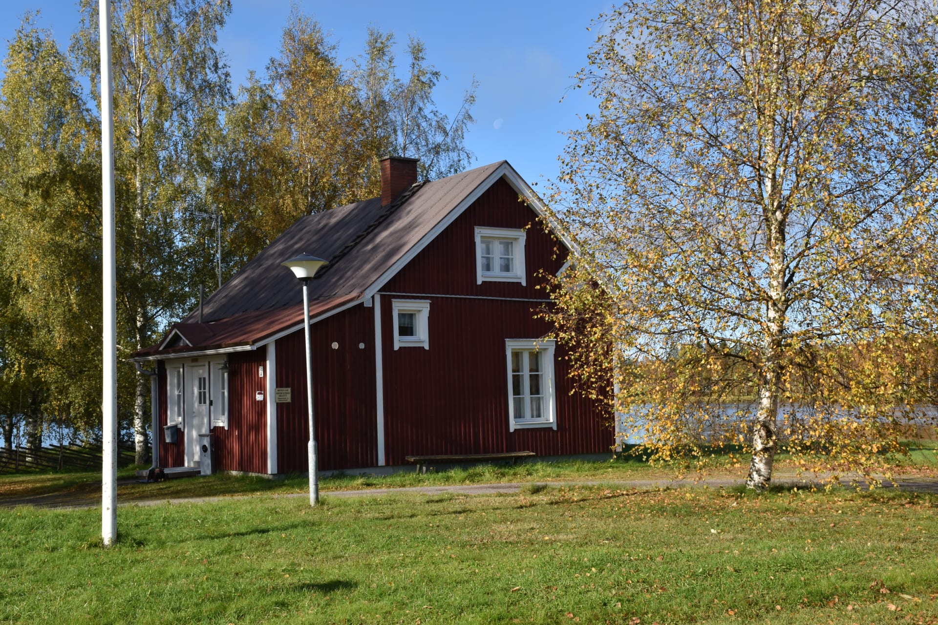 Vihannin kantin vanhassa pihapiirissä punainen perinnerakennus