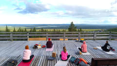 Joogaajat ulkoterassilla tunturissa