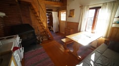 Karikämpän keittiö ja olohuone toisesta suunnasta