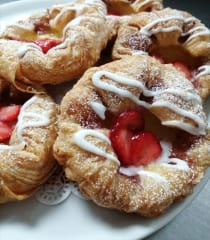 Itse tehtyjä ja paikallisia tuoreita suolaisia ja makeita herkkuja.