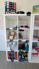 Matkamuistohyllyssämme on valikoimaa magneeteista mukeihin, kirjoista pyyhkeisiin ja värityskirjoihin.