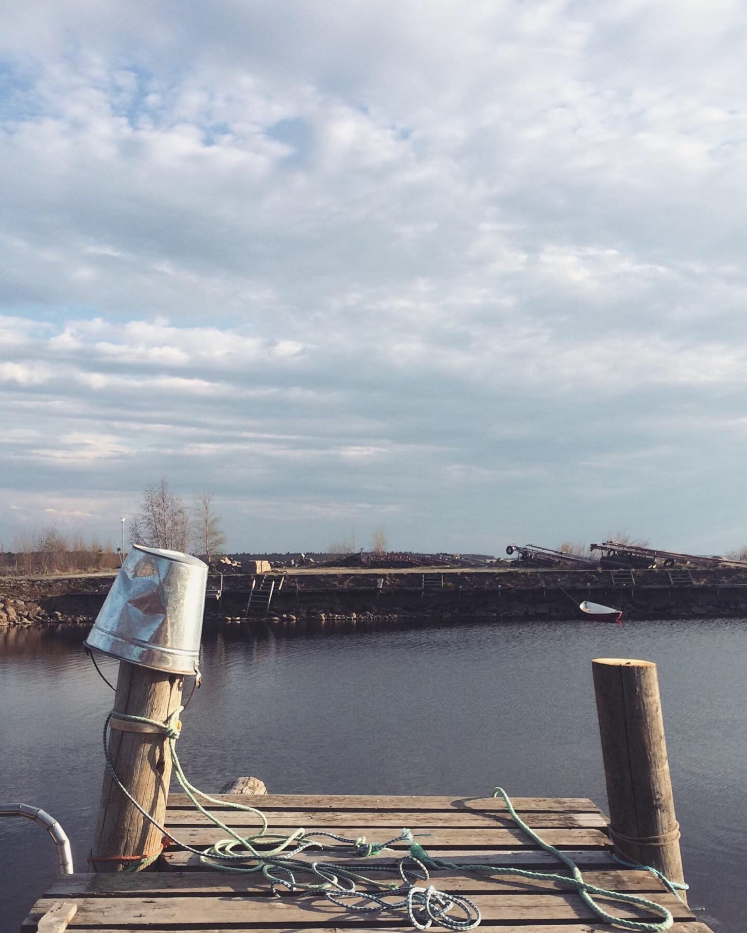 A bucket and a rope on a dock at Kiviniemi port.