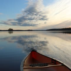 Venture kanootti vesillä, canoe and calm lake