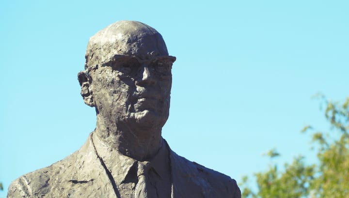 Statue of Kekkonen in close