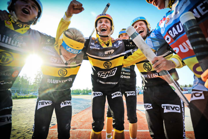 Pesäpalloilija tuulettaa.