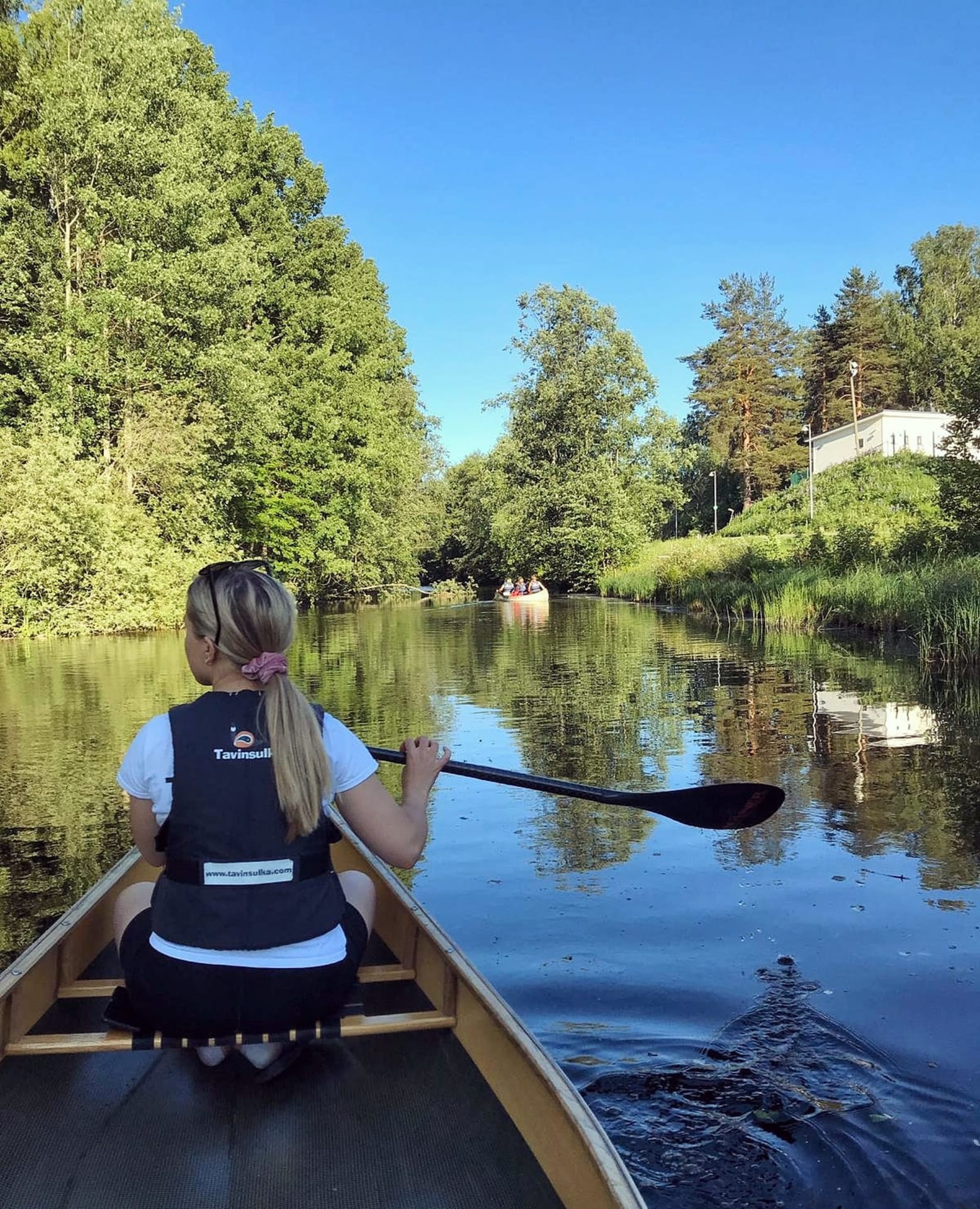 Tourujoen iltaretkellä melotaan kanooteilla.