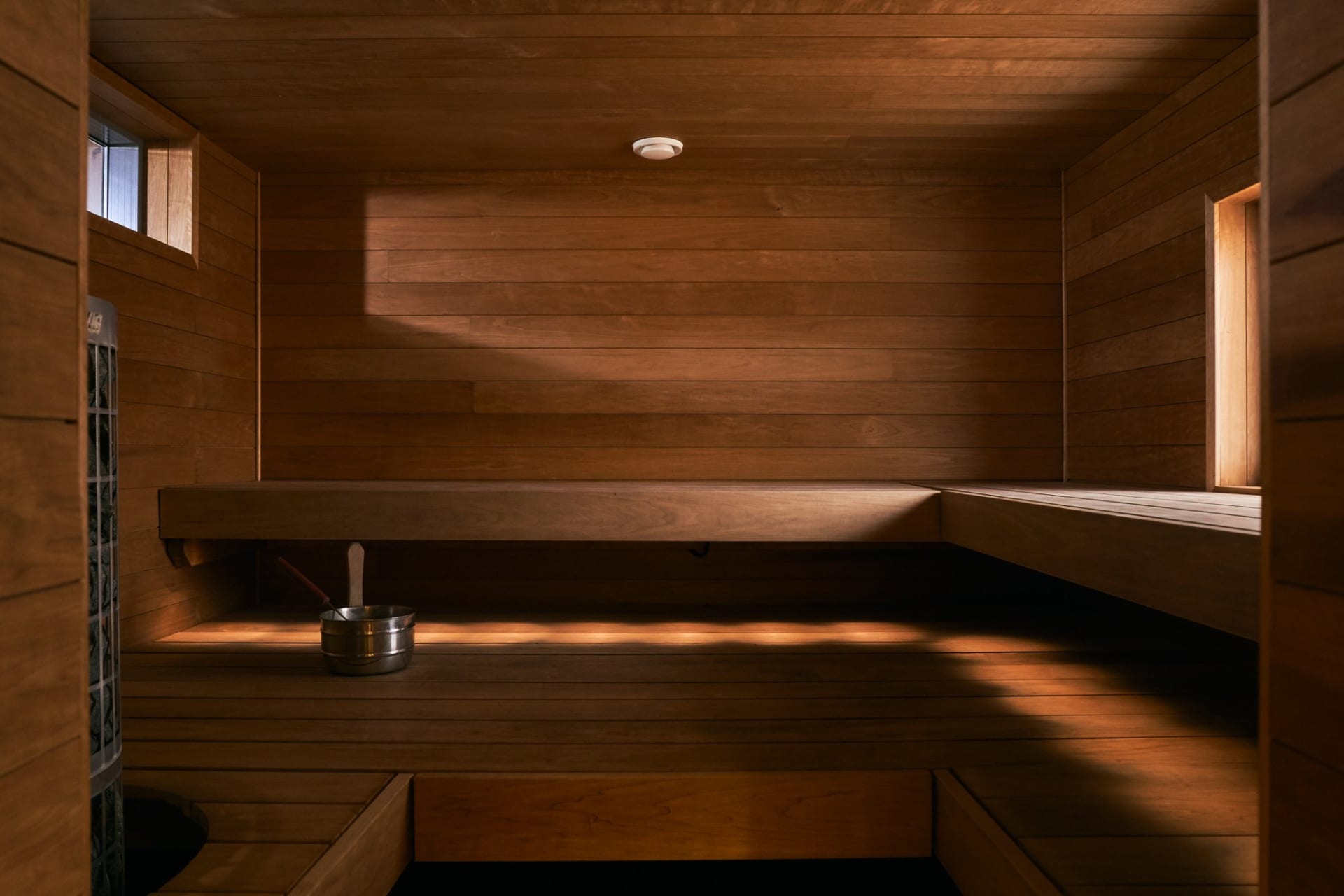 Bomba's lakeside sauna