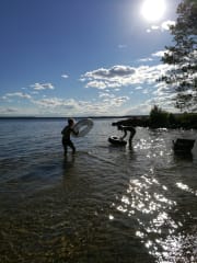 Aurinkoisesta kesäpäivästä voi nauttia rantavedessä pulikoiden ja leikkien. You can enjoy a sunny summer day by swimming and playing in the beach water.