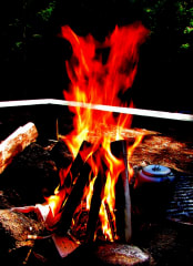 Metsäkota kelkkasafari illalla Ylläksellä paikallisen perheyrityksen Kylmämaan kanssa