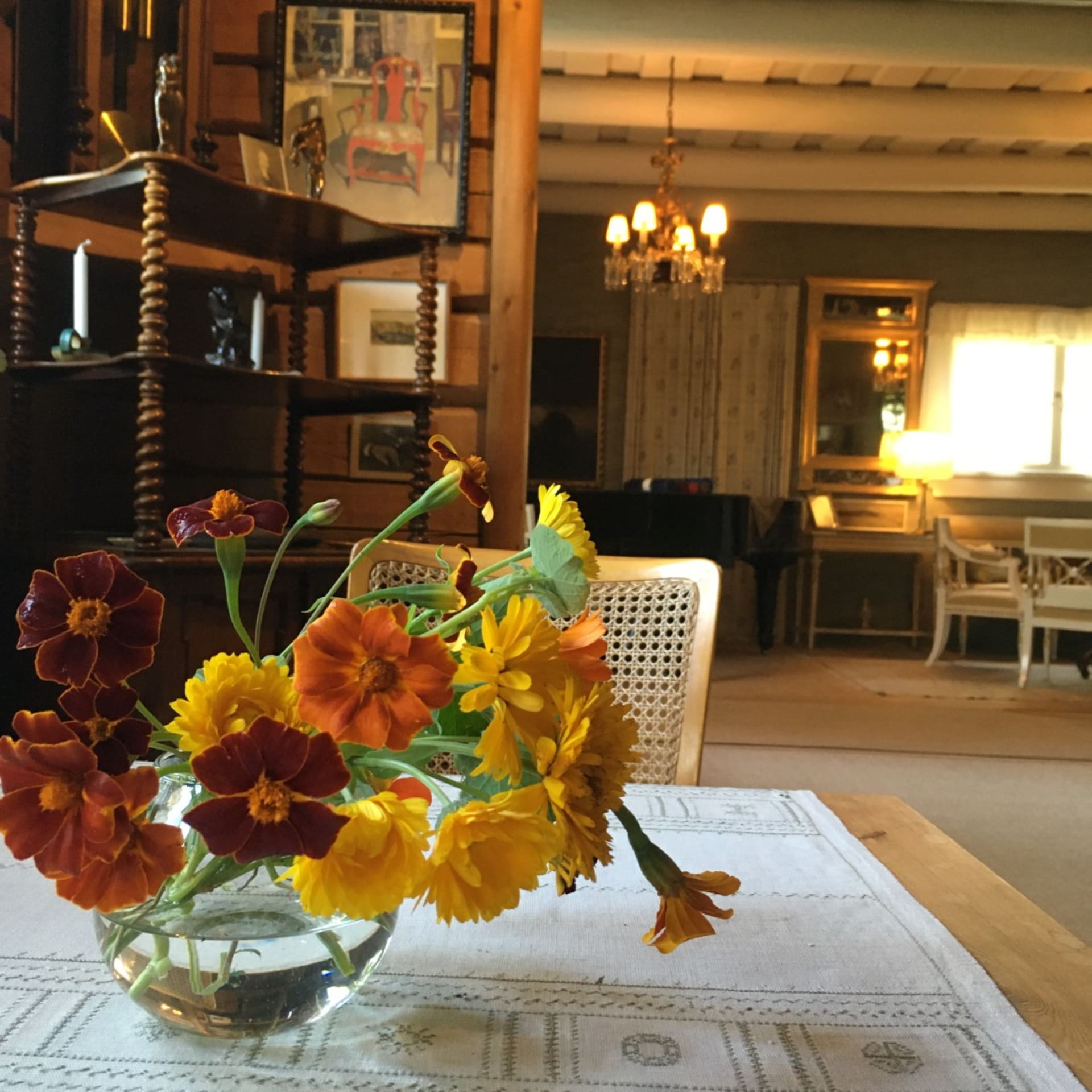 A flowervase and Sibelius grand piano in the background.