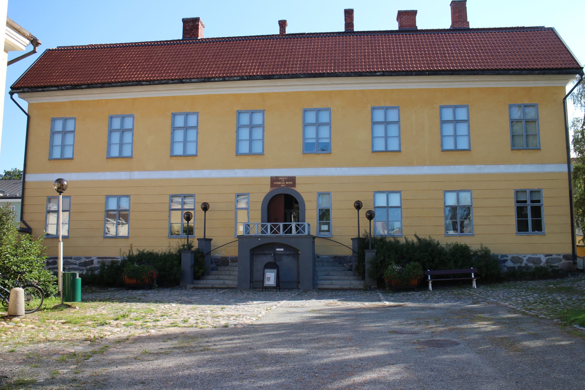 Roos House