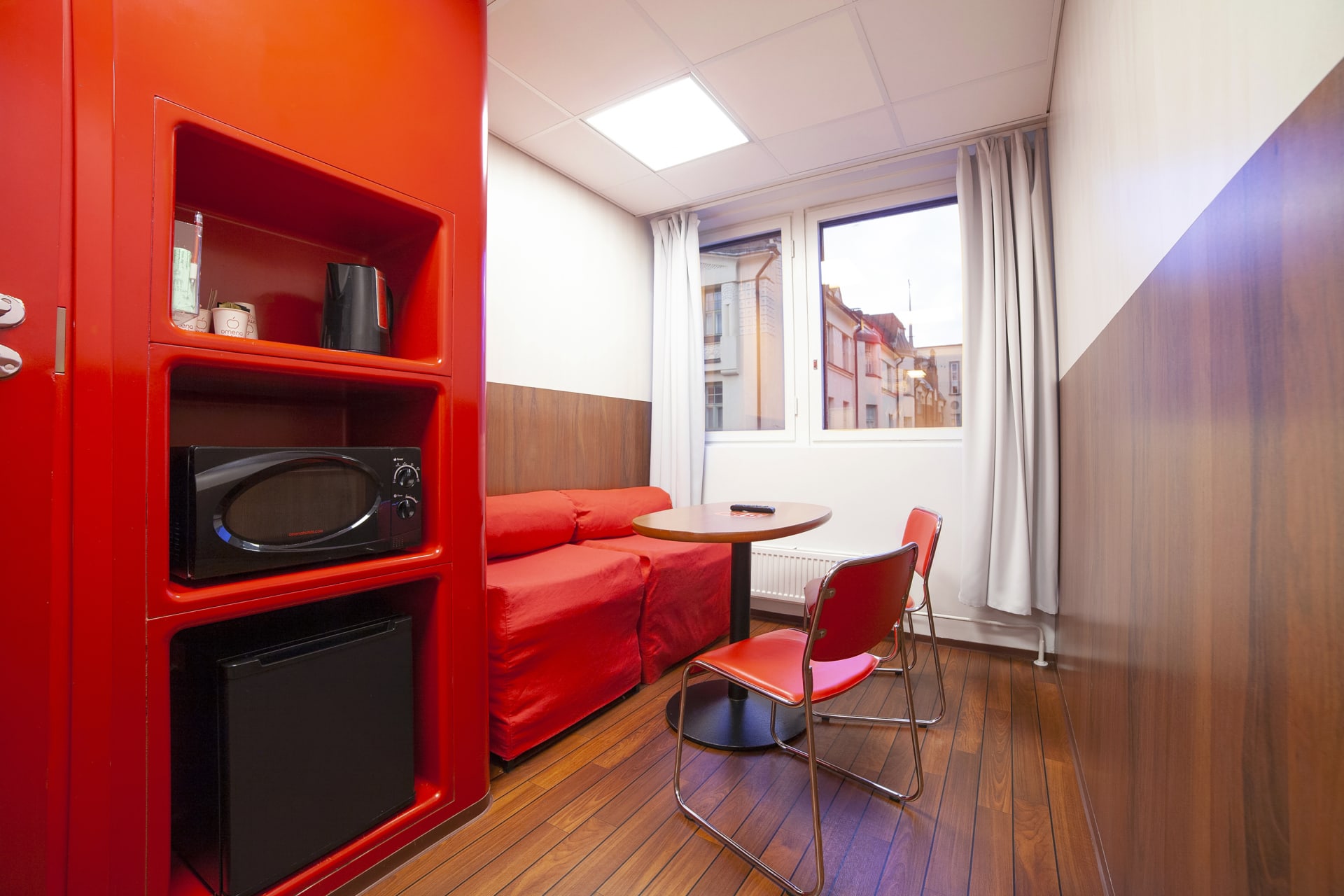 Omena Hotel Yrjönkatu standard huoneen oleskelualue 