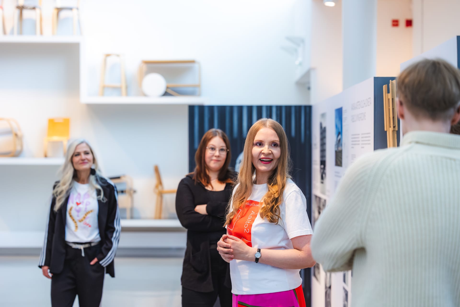 Opas kertoo näyttelystä Alvar Aalto -museossa