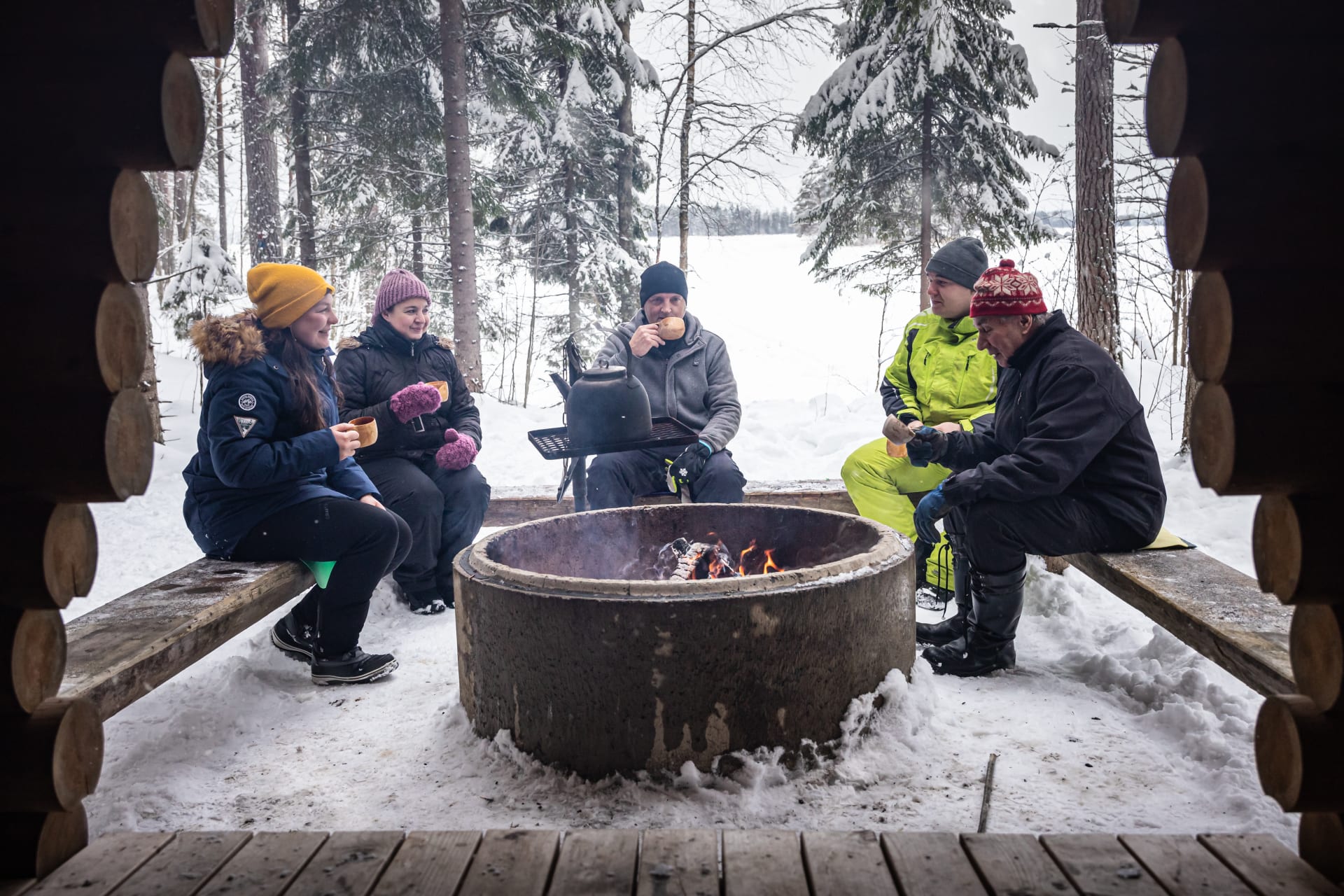 Break at snow shoeing trek at Niemilomat