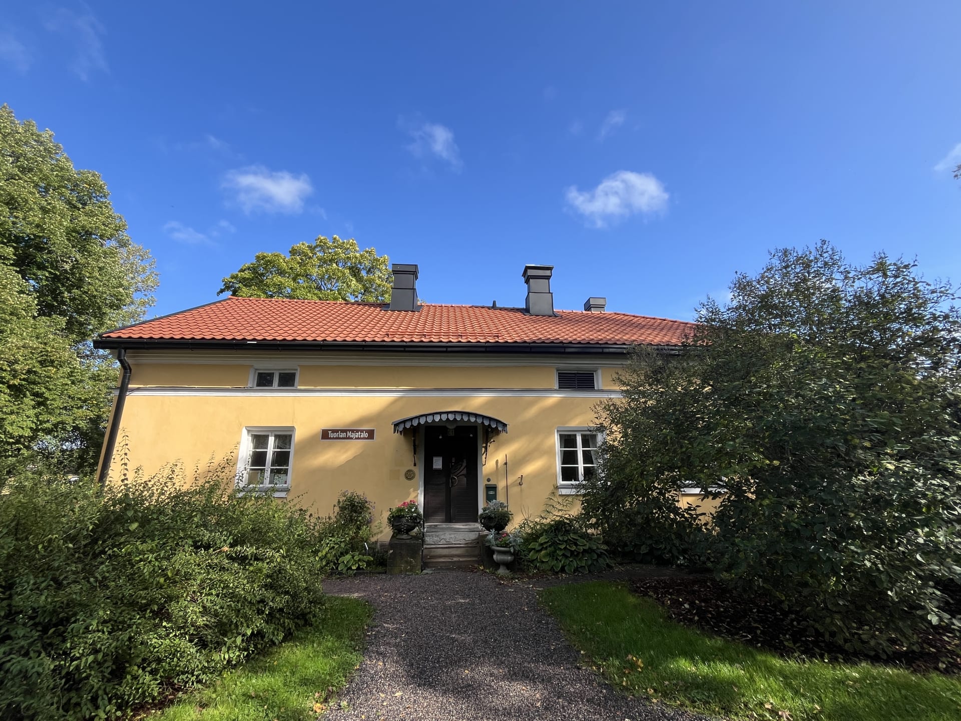 Tuorlan Majatalo ulkoa.  Tuorlan Majatalo ulkoa.