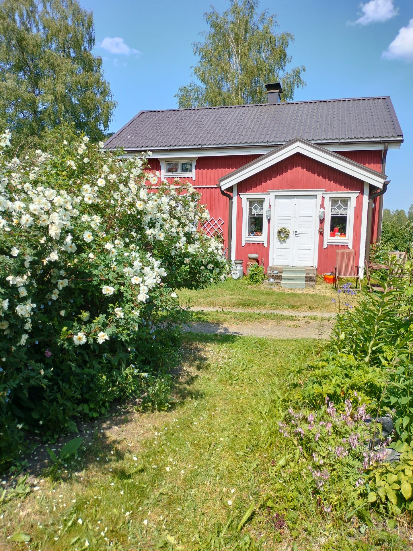 Punainen Tupa ihanassa maalaismaasemassa