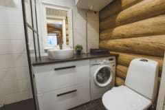 Hirsimökki kylpyhuoneella ja saunalla.