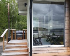 Saunan lasitettu terassi ja kylpypalju, Villa Paasirinne A