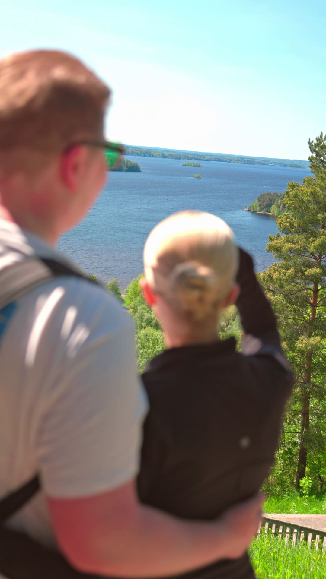 Ihmisiä ihailemassa järvimaisemaa