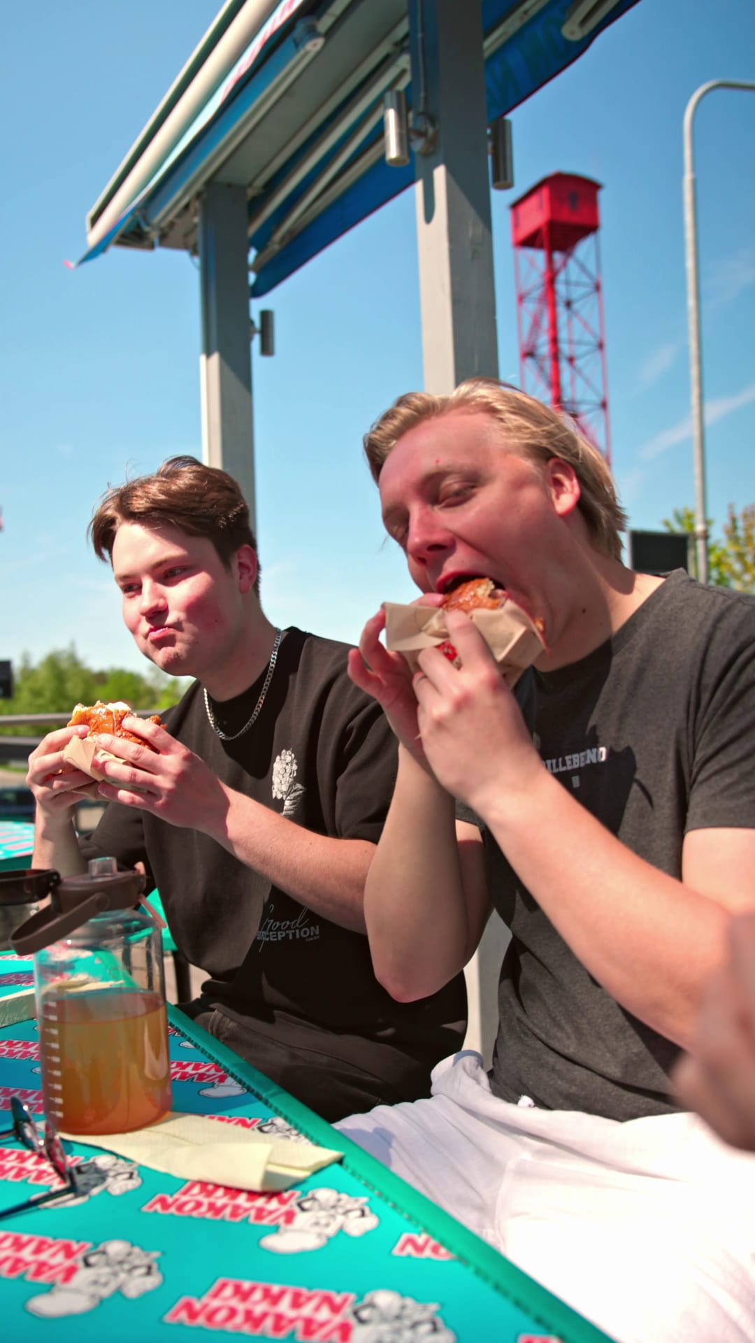 Ihmisiä syömässä välipalaa, taustalla Pispalan haulitorni