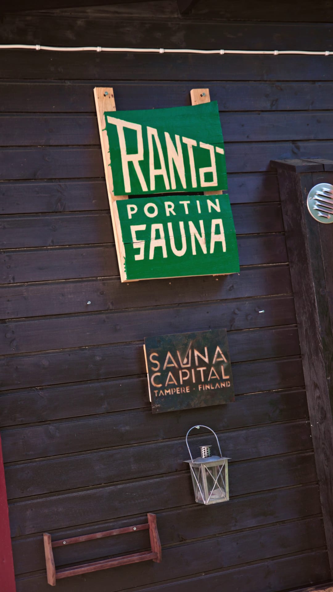 Rantaportin saunan kylttejä lähikuvassa