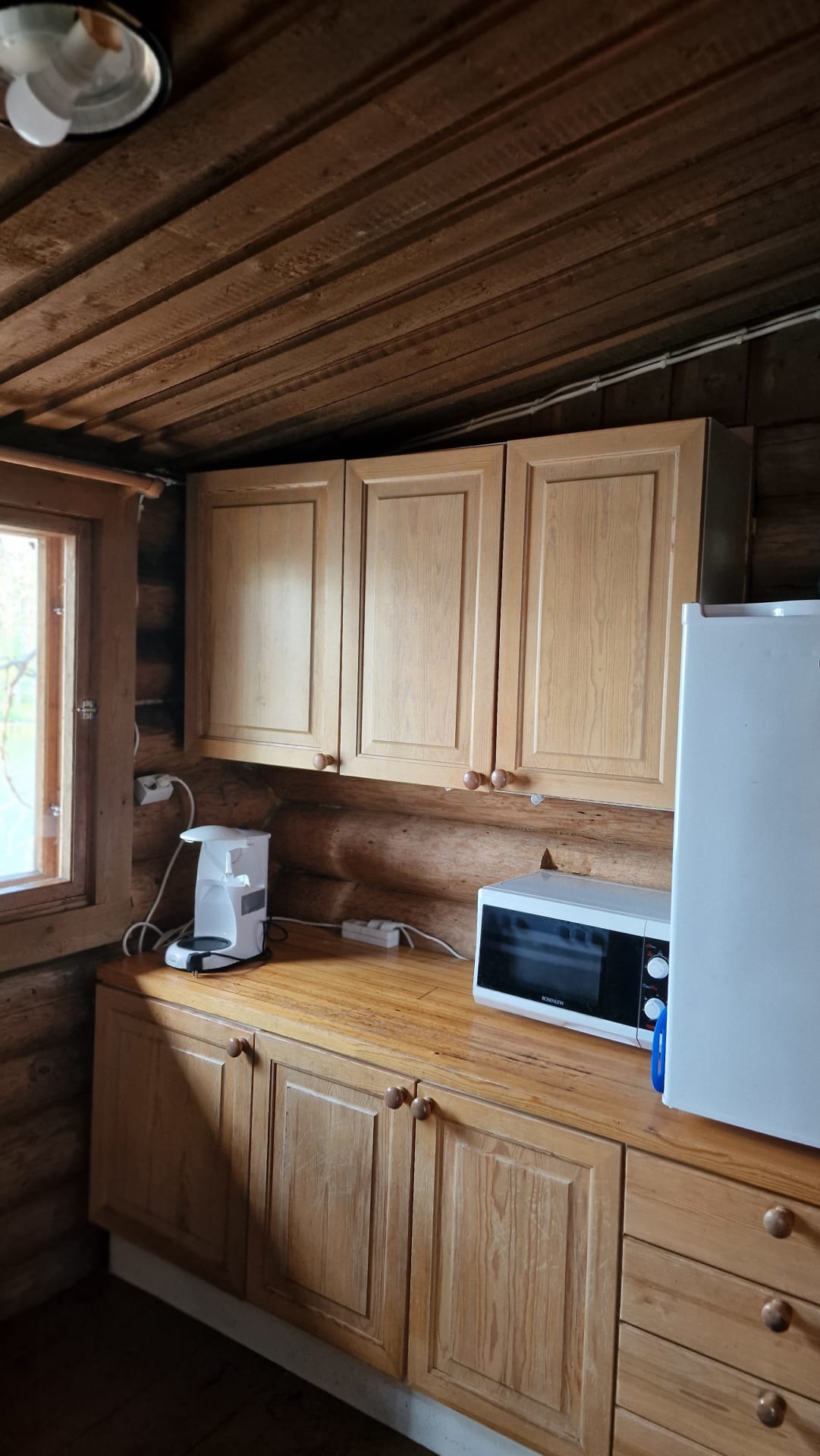 Hossan Hoikka erämökin keittiö ja varustelu sisätiloissa