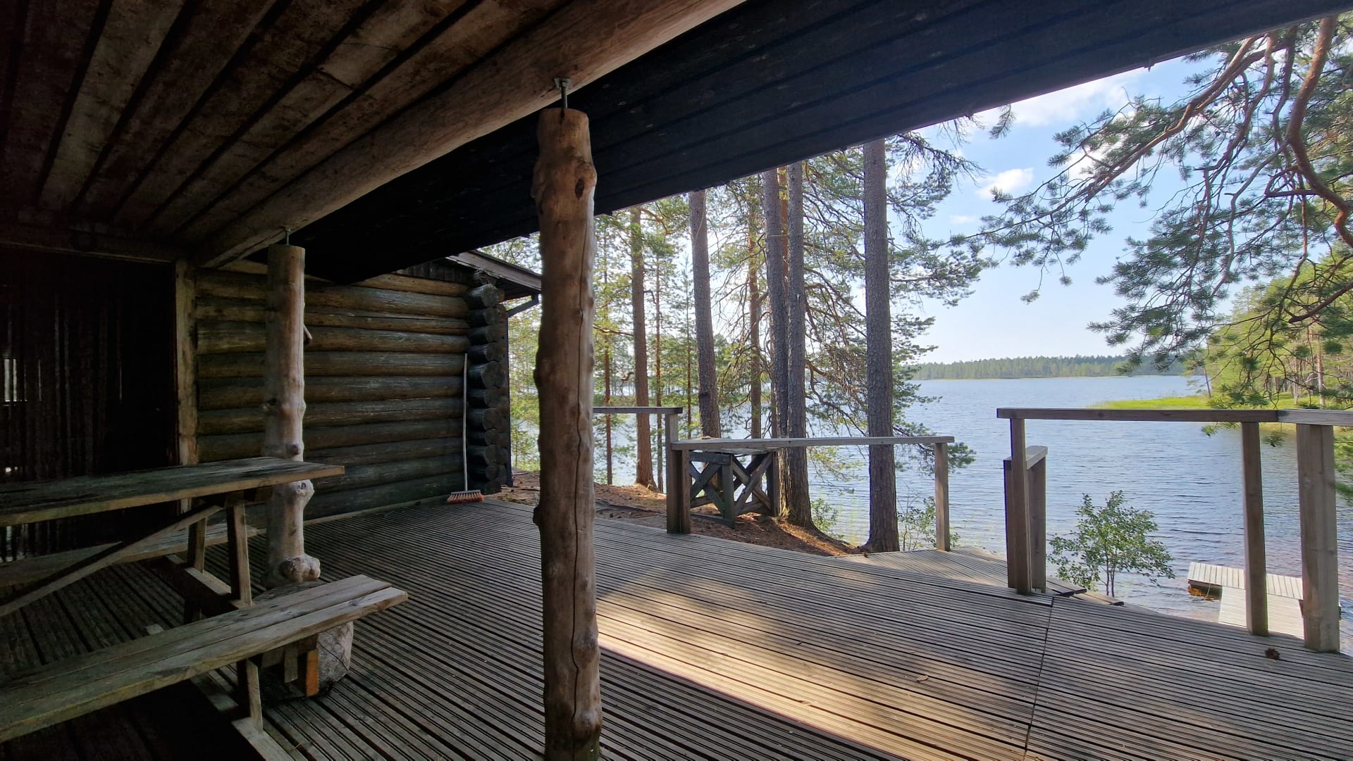 Hossan Hoikka erämökin terassi ja järvimaisema Hossassa