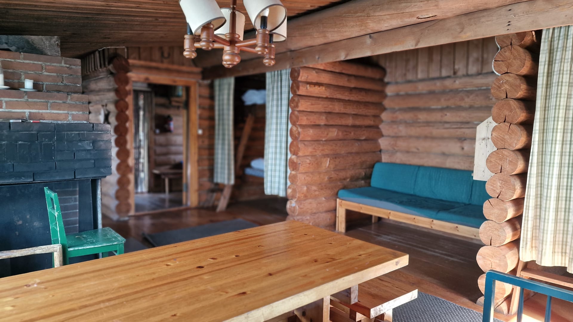 Hossan Hoikka erämökin tupa ja oleskelutila Hossassa