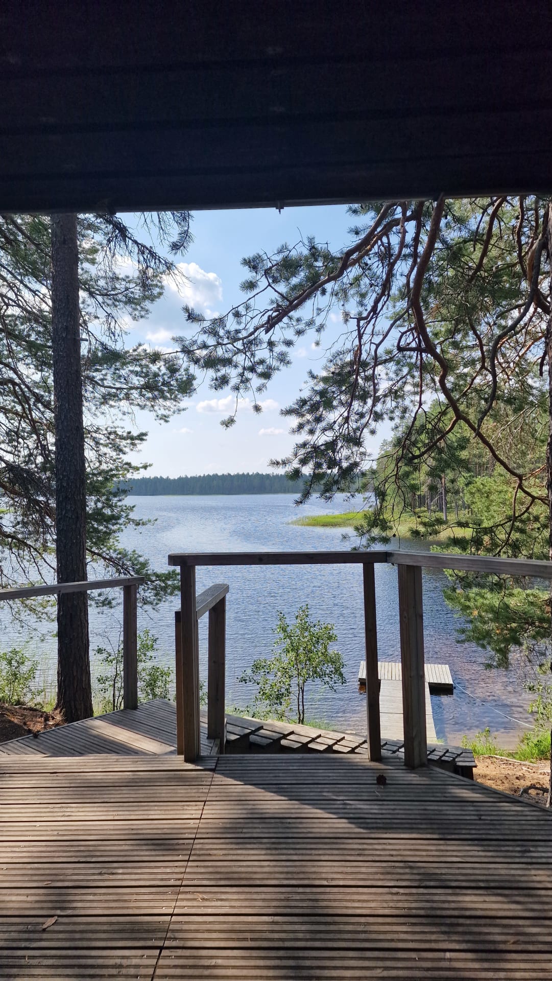 Hossan Hoikka erämökin terassi ja järvimaisema Hossassa