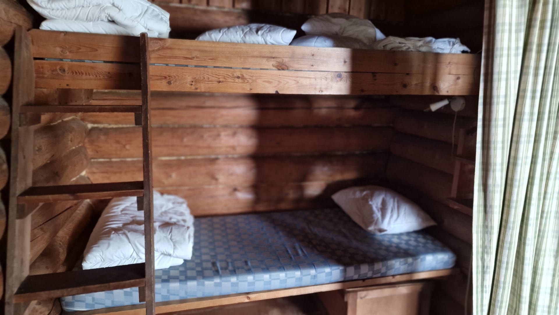 Hossan Hoikka erämökin makuutila, kerrossängyt alkoviessa