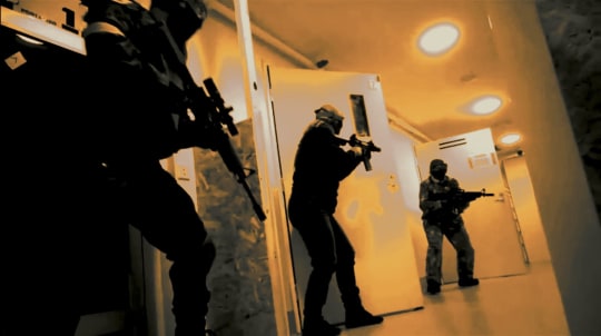 Airsoft-pelaajia pelin tuoksinassa