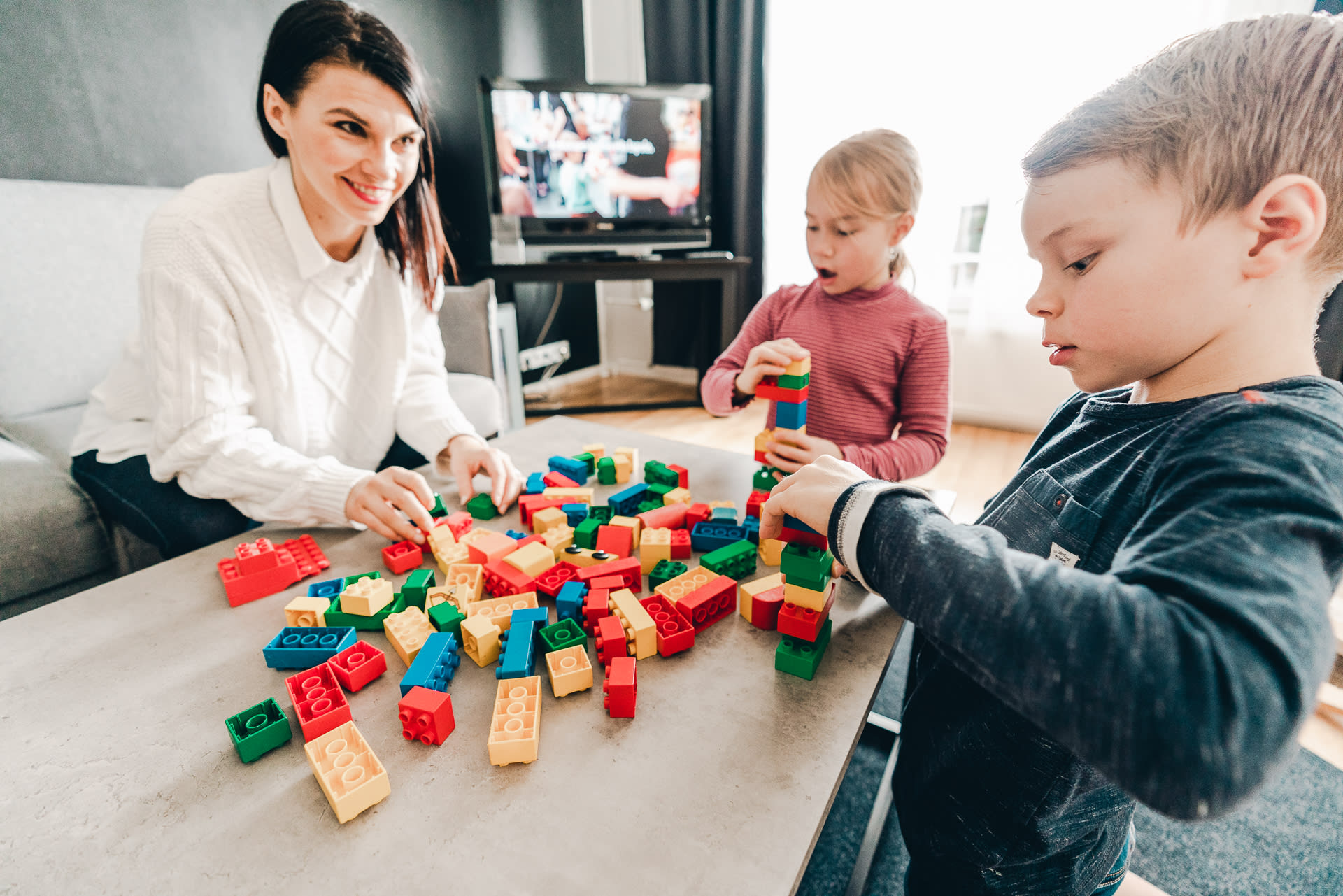 Family playing in the hotel room at Peurunka
