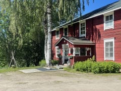 Majoitusta lapsiperheille, pyöräilijöille, pariskunnille, luontomatkailijoille sekä ryhmille. Main Entrance of Setälä Manor. Cozy and comfortable accommodation for families with children, cyclists, couples, nature lovers, and groups.