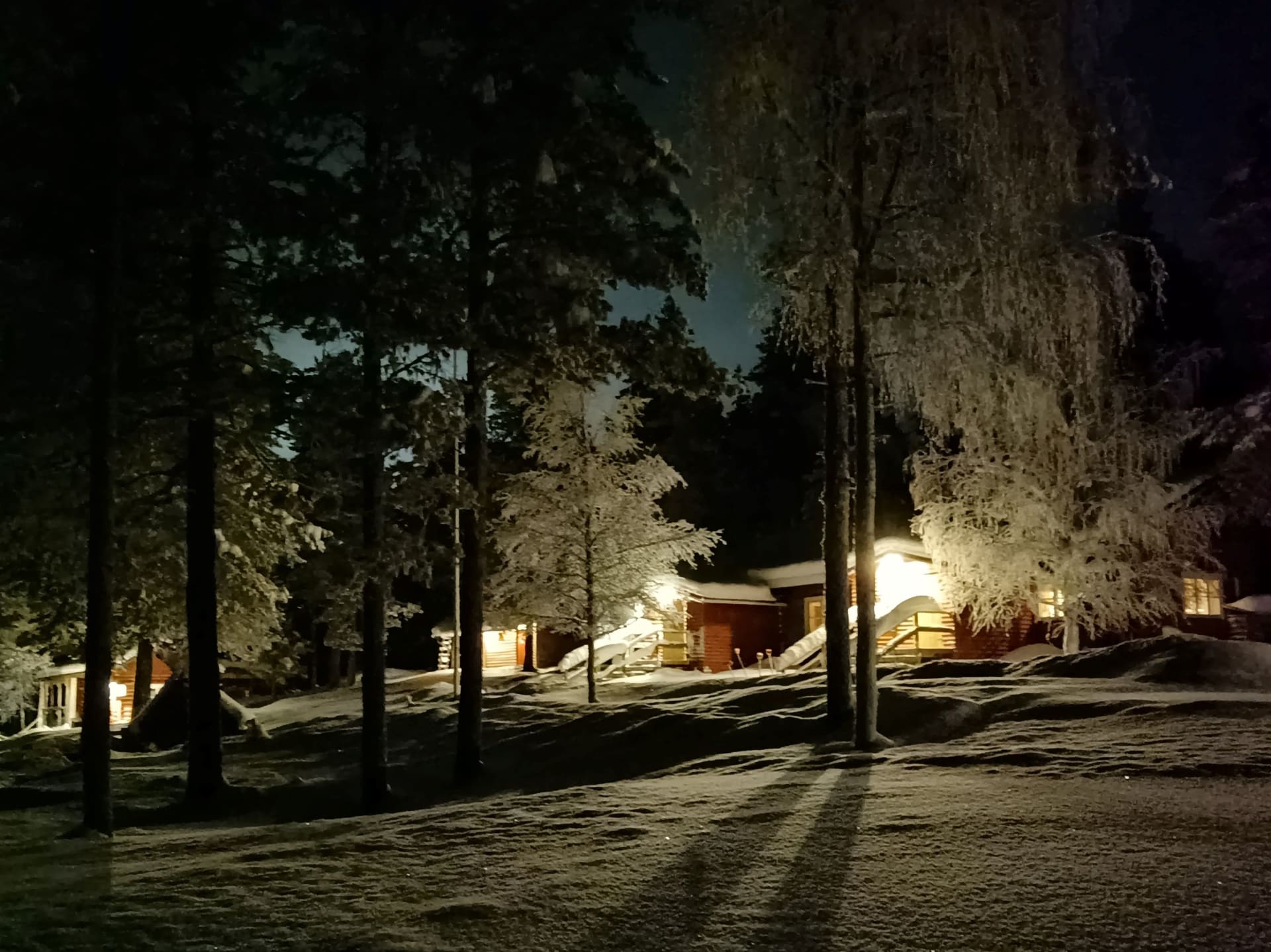 Lumikenkäretkemme alkavat ja päättyvät Rönölän pihapiiriin