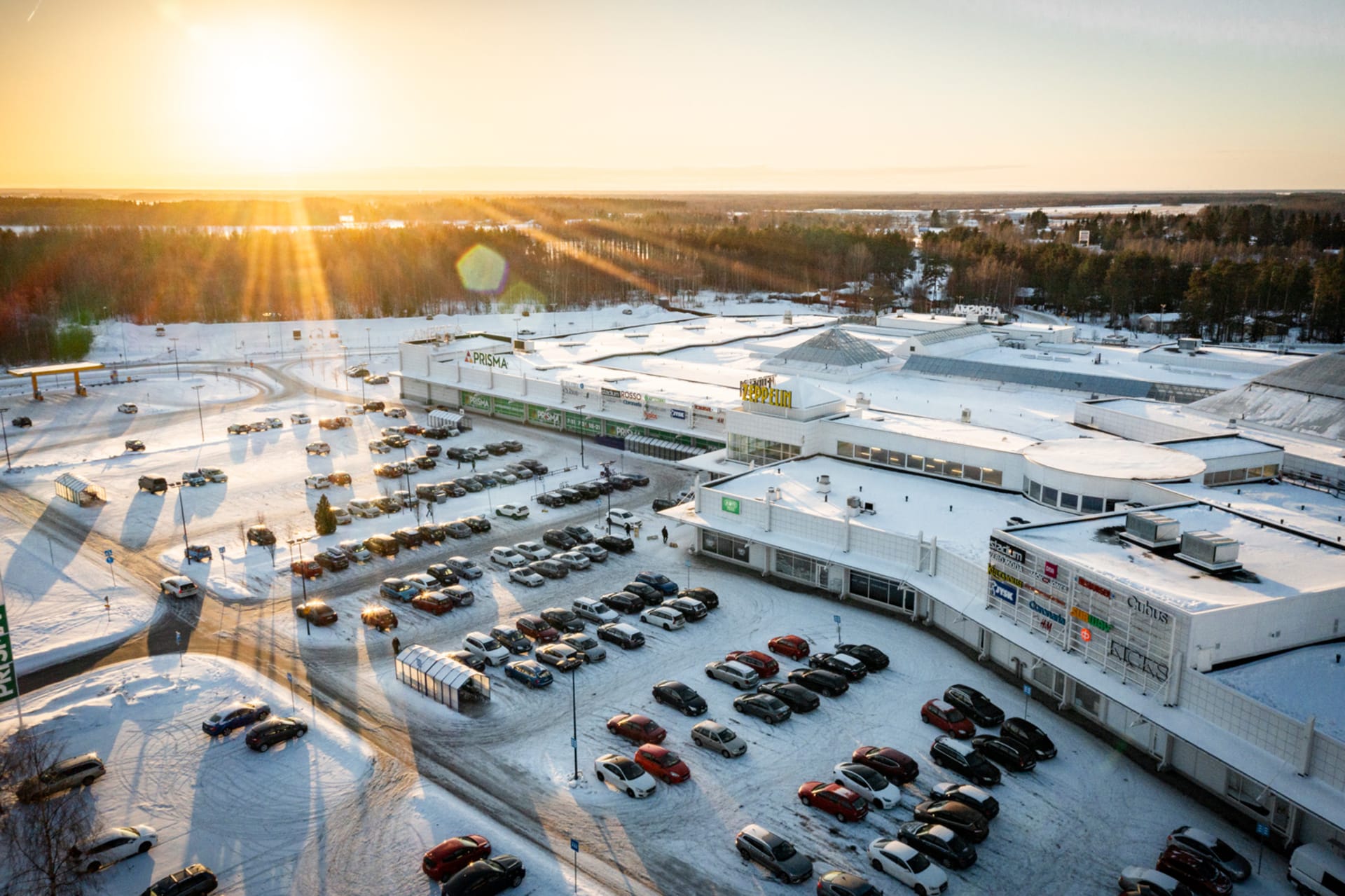 Ilmakuva kauppakeskus Zeppelinin laajasta parkkialueesta itäiseltä puolelta