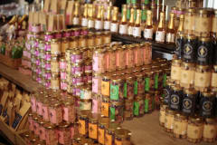 Tertin kartanon tuliaiskauppa vanhassa hevostallissa