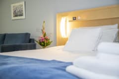 Kaikissa huoneissa on erilliset vuoteet. All the rooms have twin beds.