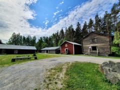 In the picture, there are grain storage buildings and other museum structures.
