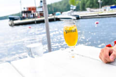 Rantamakasiinilla saa nauttia maittavaa grilliruokaa Sahanlahden rannan ja sataman tunnelmassa.