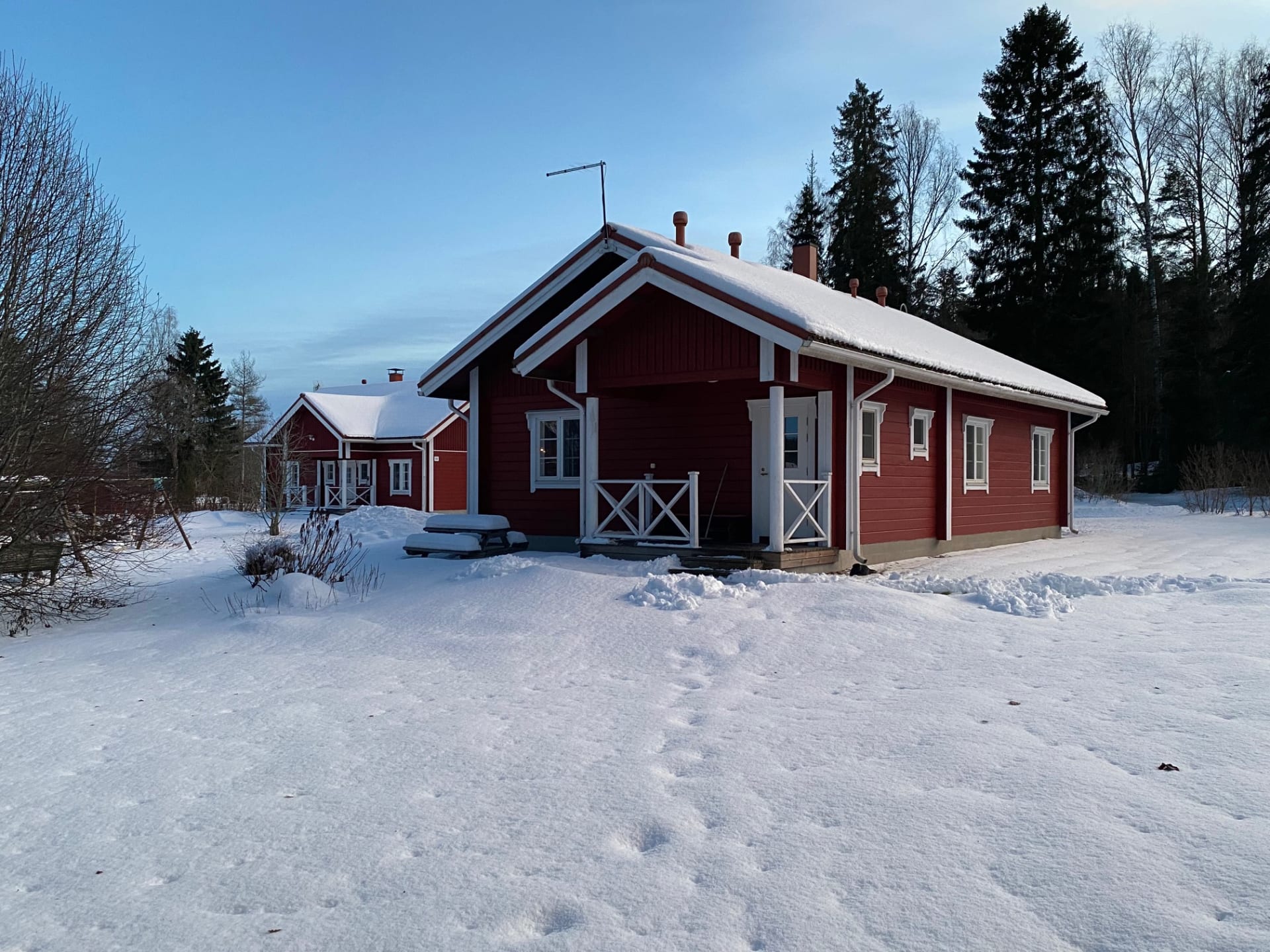 Lomakivi holiday houses are positioned in the formation of an old-fashioned village.